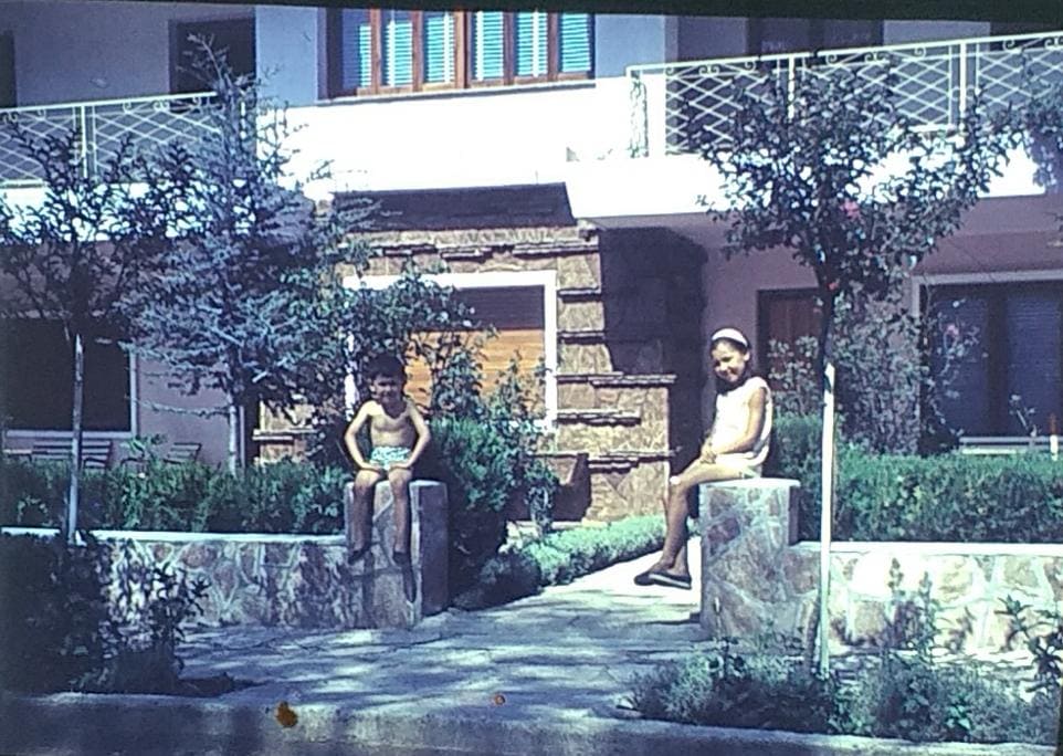 Ninos en la entrada del Hotel Gloria - recuerdos familiares